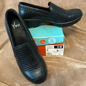 Like NEW Yuu slip on shoes Sz 9M